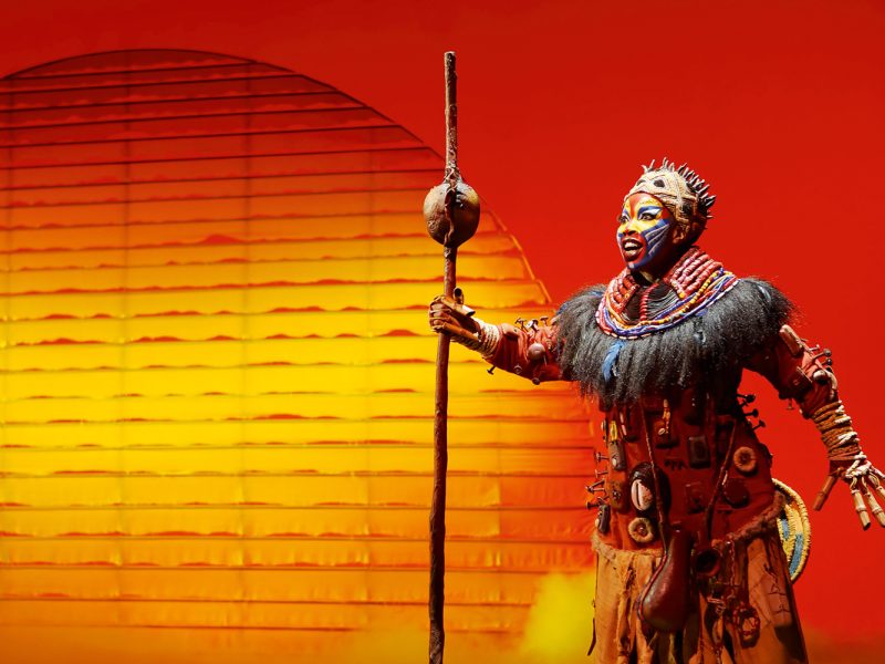 Busreise Musical in Hamburg - Disneys der König der Löwen - Rafiki © Stage Entertainment