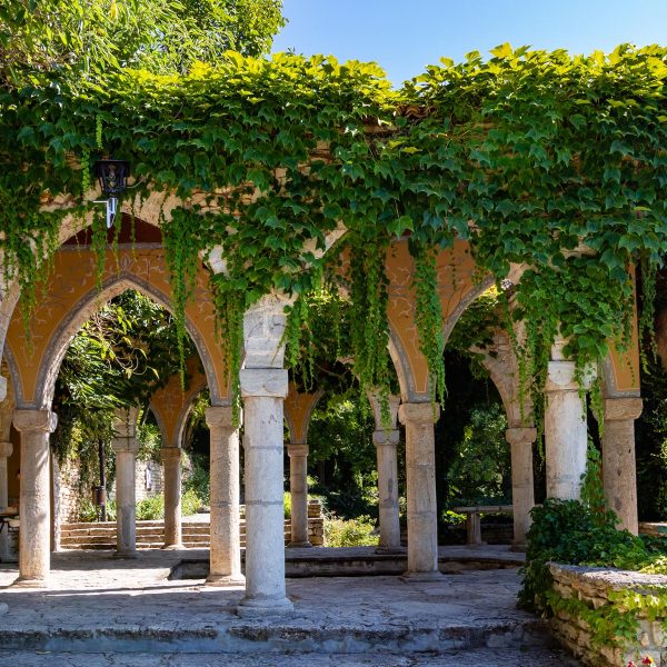 Flugreise Bulgarien - hier ist nicht nur Urlaub drin: Schlossgarten in Baltschik