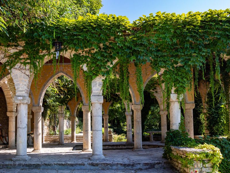 Flugreise Bulgarien - hier ist nicht nur Urlaub drin: Schlossgarten in Baltschik