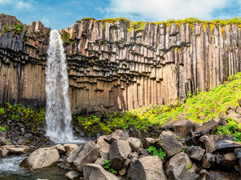 Flugreise ein isländischer Traum - Spektakuläre Steinformation am Svartifoss Wasserfall im Skaftafell National Park