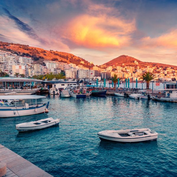Flugreise Albanien & Korfu - Zwei Länder zwischen Bergen und Meer: Saranda in der Abenddämmerung