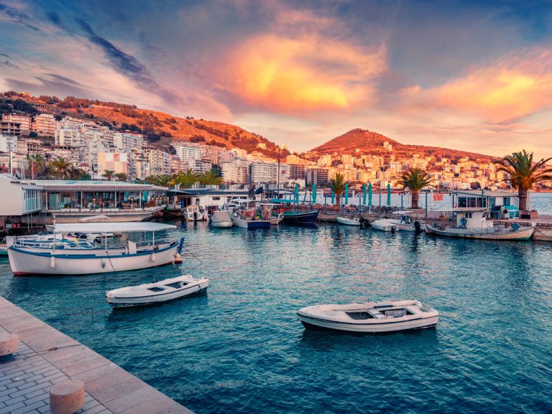 Flugreise Albanien & Korfu - Zwei Länder zwischen Bergen und Meer: Saranda in der Abenddämmerung