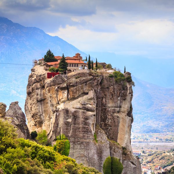 Flugreise Griechenlands Höhepunkte: Meteoraklöster inmitten des Bergs