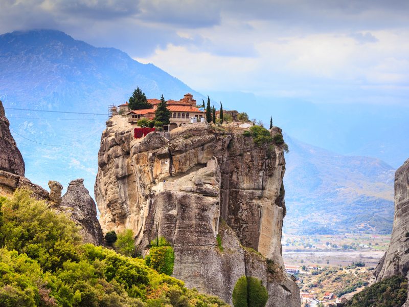 Flugreise Griechenlands Höhepunkte: Meteoraklöster inmitten des Bergs