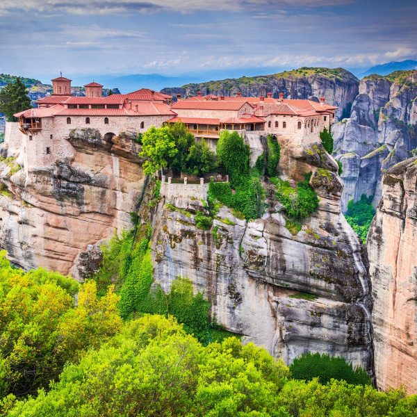 Flugreise Griechenlands Höhepunkte: Meteoraklöster inmitten des Bergs