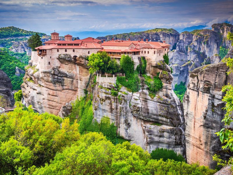 Flugreise Griechenlands Höhepunkte: Meteoraklöster inmitten des Bergs