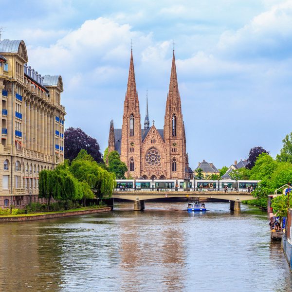Busreise Elsass & Europa Park: Blick auf die Paulskirche, Straßburg im Elsass © andiz275 - Fotolia