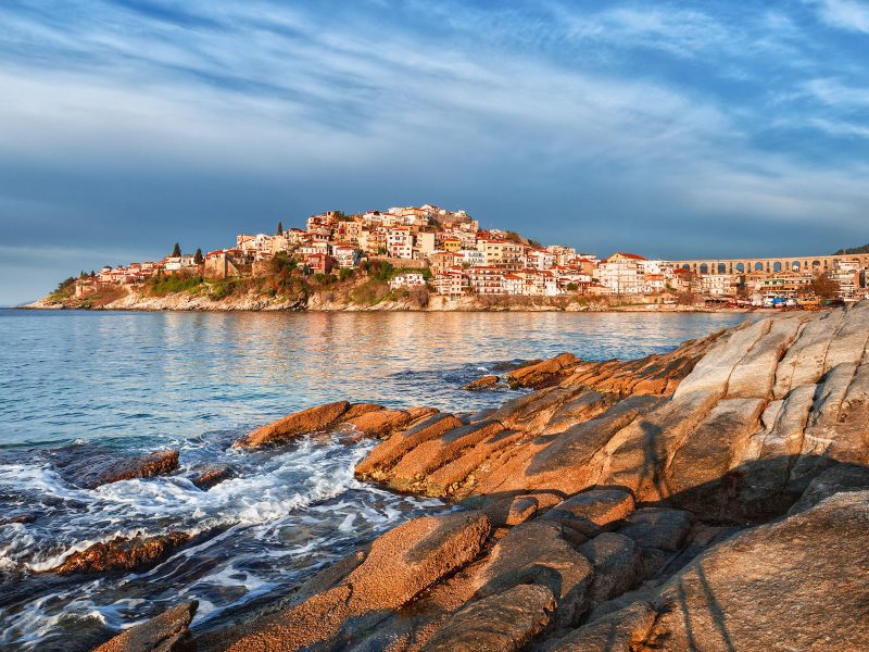 Flugreise Von Thessaloniki zur Halbinsel Chalkidiki - Kavala in der Abenddämmerung