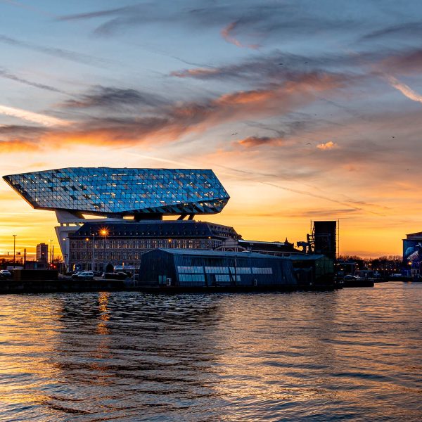 Busreise Belgischer Cocktail - Hafen von Antwerpen in der Abenddämmerung