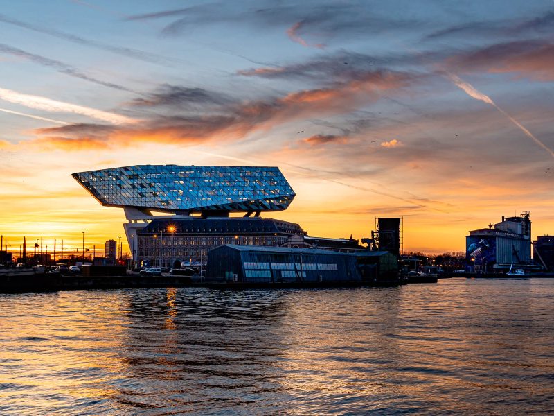 Busreise Belgischer Cocktail - Hafen von Antwerpen in der Abenddämmerung