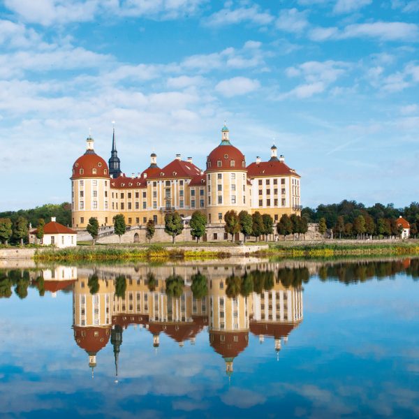 Busreise Weinfeste im Elbtal - Schloss Moritzburg vom Wasser aus © pixabay