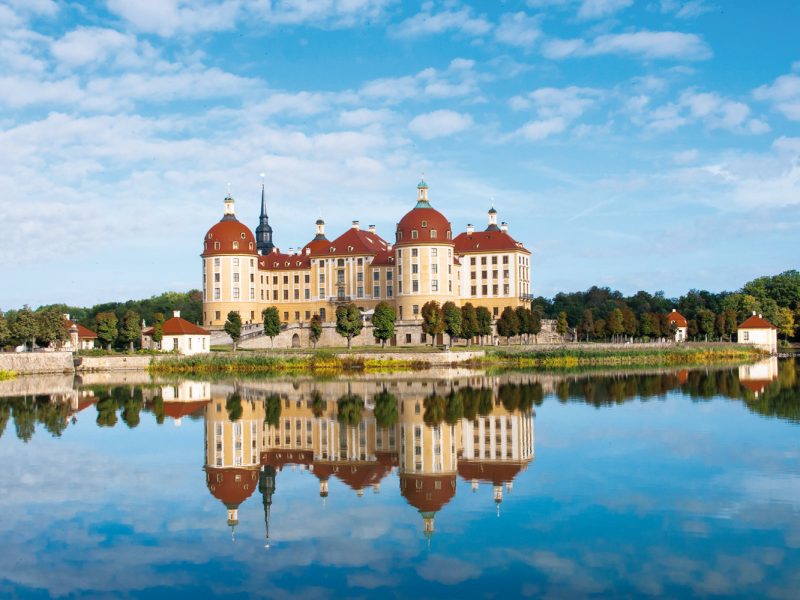 Busreise Weinfeste im Elbtal - Schloss Moritzburg vom Wasser aus © pixabay