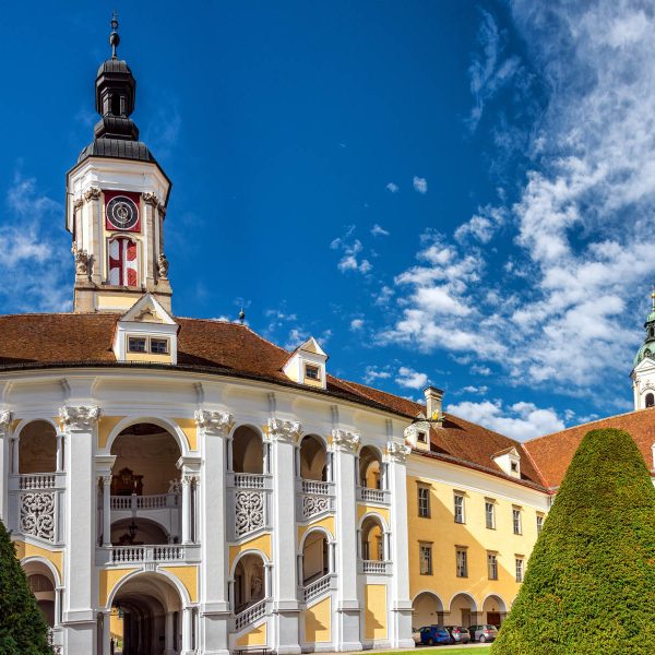 Busreise Österreich auf Schienen: Eine Reise voller Nostalgie - Stift St. Florian in Linz