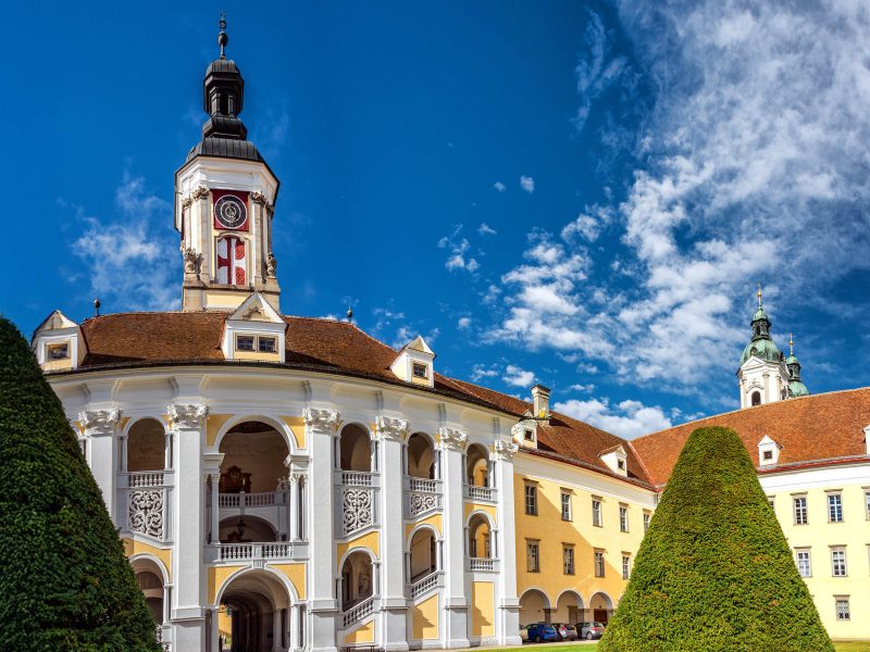 Busreise Österreich auf Schienen: Eine Reise voller Nostalgie - Stift St. Florian in Linz