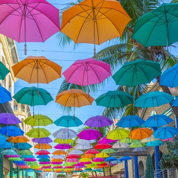 Mauritius - Paradies im Indischen Ozean - Bunte Regenschirme in Port Louis