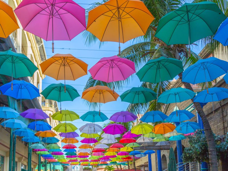 Mauritius - Paradies im Indischen Ozean - Bunte Regenschirme in Port Louis