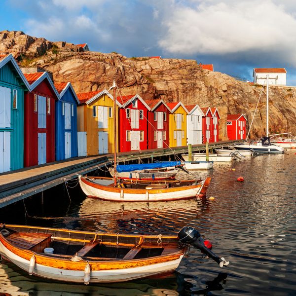 Busreise Schwedens Küstenzauber - Farbenfrohe Häuser in Bohulsän