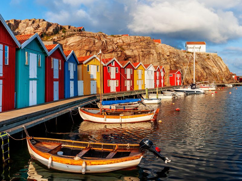 Busreise Schwedens Küstenzauber - Farbenfrohe Häuser in Bohulsän