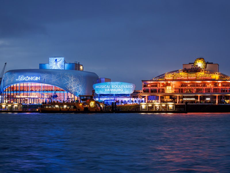 Busreise Musical in Hamburg - Disneys der König der Löwen - Die Stage Musicaltheater am Hamburger Hafen