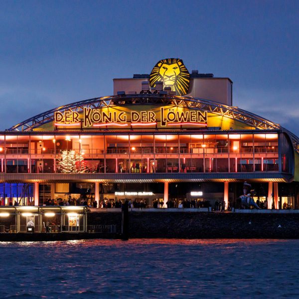 Busreise Musical in Hamburg - Disneys der König der Löwen - Stage Theater im Hafen von Hamburg