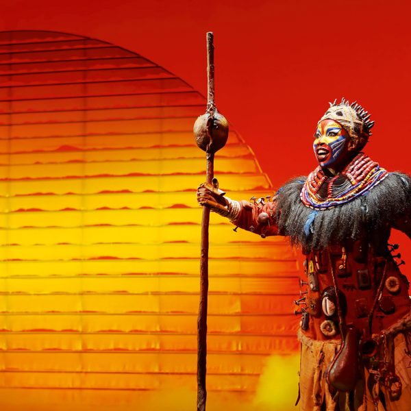 Busreise Musical in Hamburg - Disneys der König der Löwen - Rafiki © Stage Entertainment