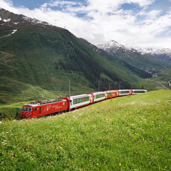 Busreise Legendäre Schweizer Bahnen - Glacier Express am Oberalppass (c) Gex AG, Stefan Schlumpf