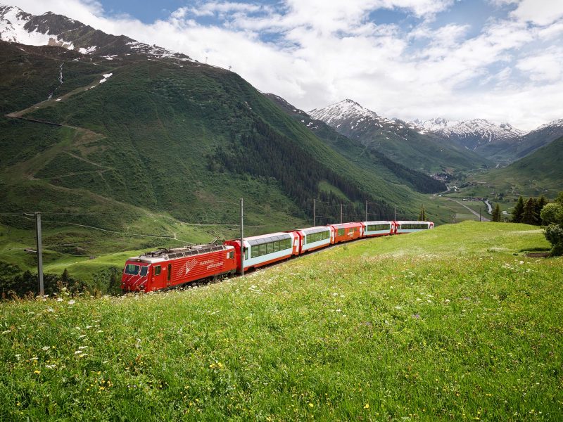Busreise Legendäre Schweizer Bahnen - Glacier Express am Oberalppass (c) Gex AG, Stefan Schlumpf