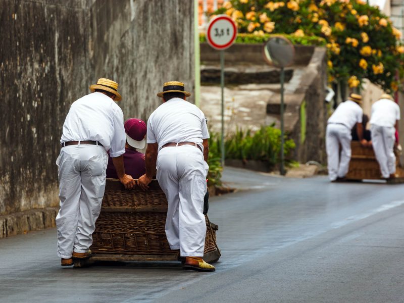 Flugreise Madeira - Blumeninsel im Atlantik: Korbschlittenfahrt in Funchal