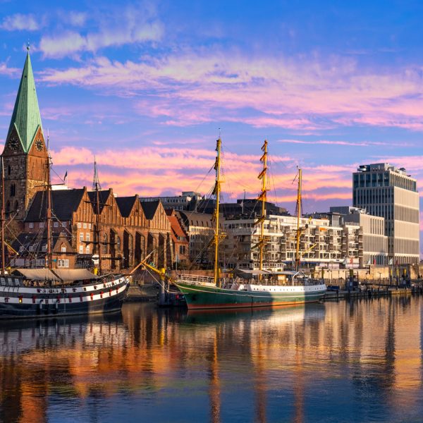 Busreise Bremen, Bremerhaven und Helgoland - Bremer Altstadt Hafen in der Abenddämmerung