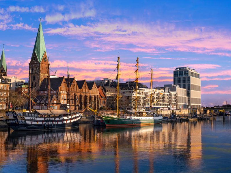 Busreise Bremen, Bremerhaven und Helgoland - Bremer Altstadt Hafen in der Abenddämmerung