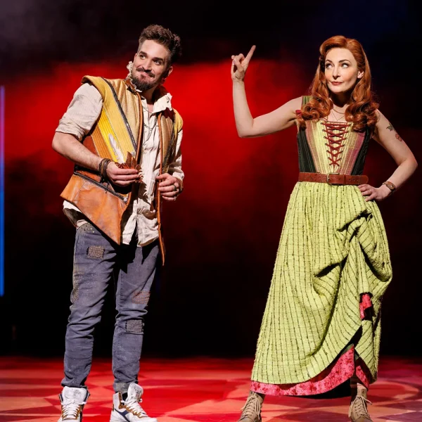 Busreise & Julia - Das neue Hit-Musical in Hamburg © Morris MacMatzen Stage Entertainment