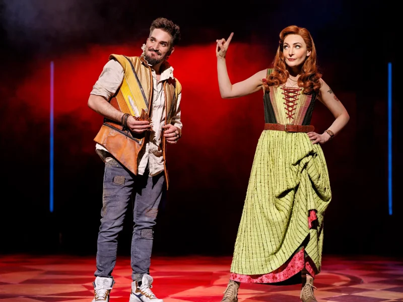 Busreise & Julia - Das neue Hit-Musical in Hamburg © Morris MacMatzen Stage Entertainment