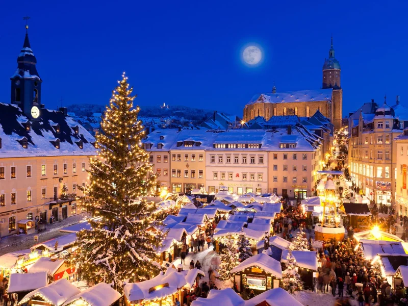 Tagesfahrt Pyramidenrundfahrt Erzgebirge - Weihnachtsmarkt am Abend © StockPixstore - Fotolia