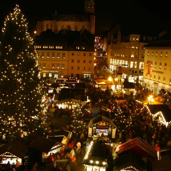 Tagesfahrt Pyramidenrundfahrt Erzgebirge - Weihnachtsmarkt bei Nacht © Gerhard Köhler - Fotolia