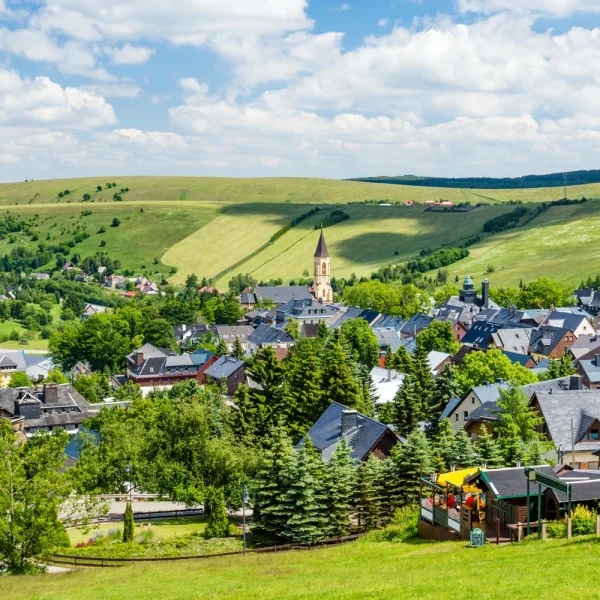 Tagesfahrt Fichtelbergbahn und Kaffeegedeck im Jens Weißflog Restaurant - Sommer im Oberwiesenthal © Michael Eichler - Fotolia