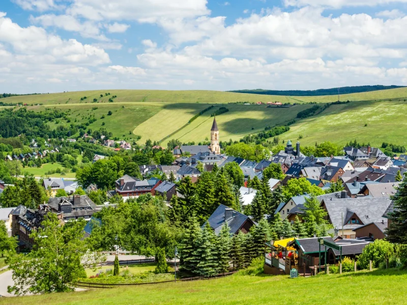 Tagesfahrt Fichtelbergbahn und Kaffeegedeck im Jens Weißflog Restaurant - Sommer im Oberwiesenthal © Michael Eichler - Fotolia