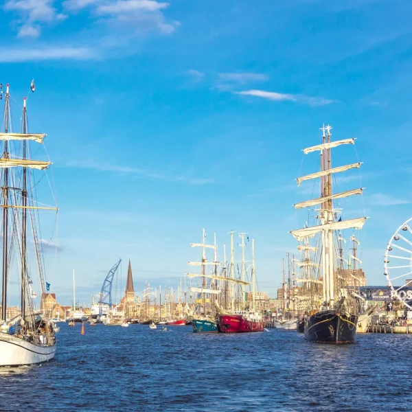 Busreise Hanse Sail in Rostock - Warnemünde: Hanse Sail Segelschiffe © Rico K. - Fotolia