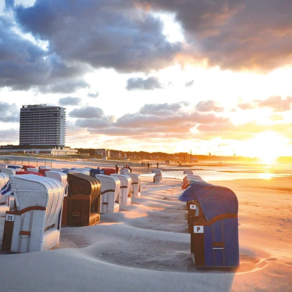 Tagesfahrt Ostseeperle Warnemünde - Sonnenuntergang am Strand © Hotel Neptun