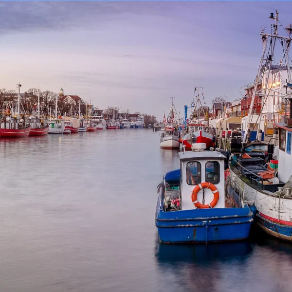 Tagesfahrt Ostseeperle Warnemünde - Hafen in der Abenddämmerung © Dirk Peternsen - Fotolia