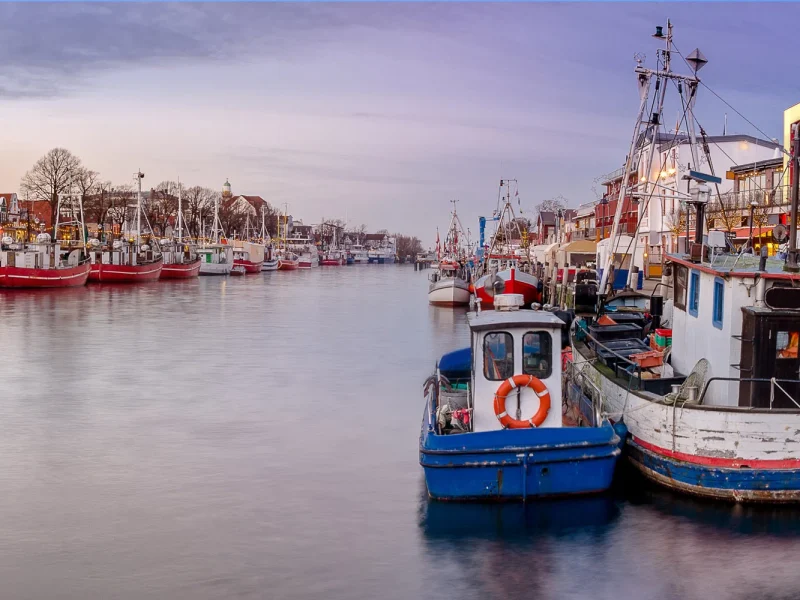 Tagesfahrt Ostseeperle Warnemünde - Hafen in der Abenddämmerung © Dirk Peternsen - Fotolia