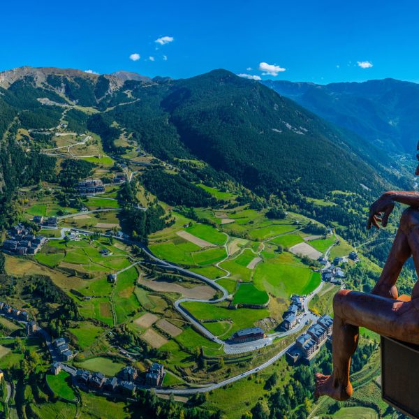 Berühmter Aussichtspunkt Mirador Roc del Quer mit Bronzestatue von Jorge Dubon