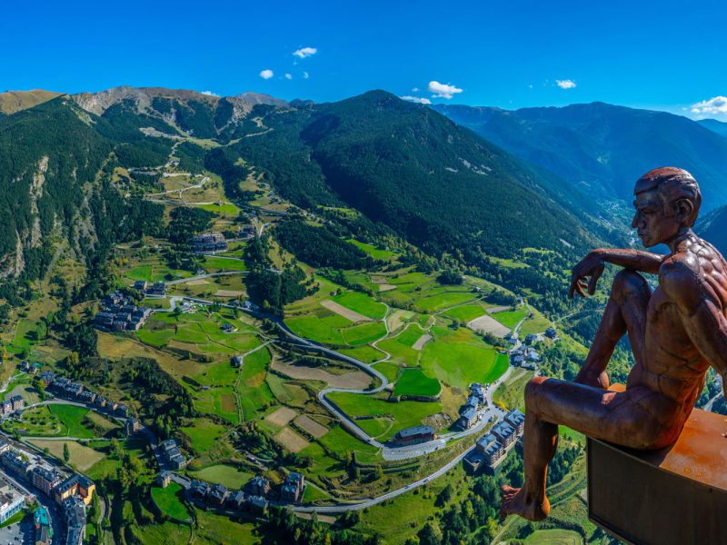 Berühmter Aussichtspunkt Mirador Roc del Quer mit Bronzestatue von Jorge Dubon